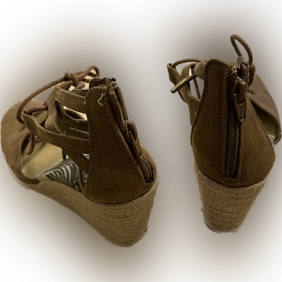 Cute wedge sandal - Picture 3 of 3